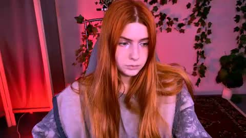 aliceinredsquare_ online show from August 12, 11:56 am
