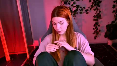 aliceinredsquare_ online show from August 18, 7:25 am
