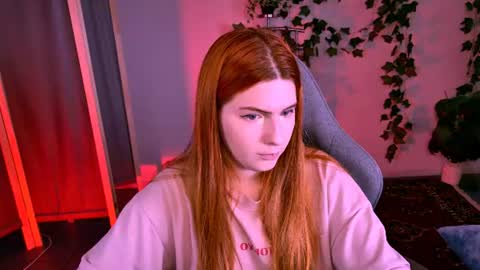 aliceinredsquare_ online show from August 18, 8:31 am