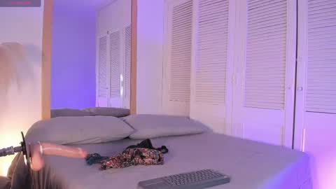 alicesandoval_ online show from April 23, 11:36 am
