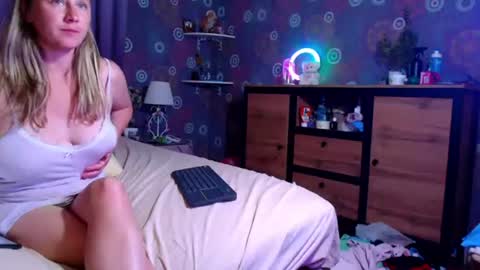 alicewetsquirt online show from July 24, 11:30 pm