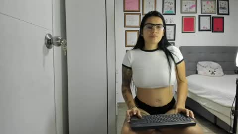 alicia_rainbow online show from August 5, 5:27 am