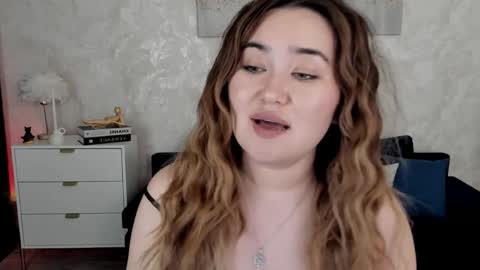 alineleee online show from April 6, 12:47 am