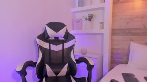 A L Y online show from August 11, 4:47 am
