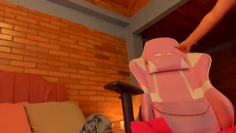 Hi Im AmaiaHelp me reach 100 likes online show from August 11, 11:51 pm
