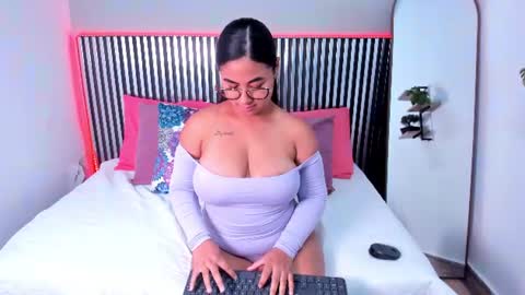 A M B E R  online show from August 14, 10:57 pm