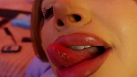 Amberseyes online show from August 15, 1:15 pm