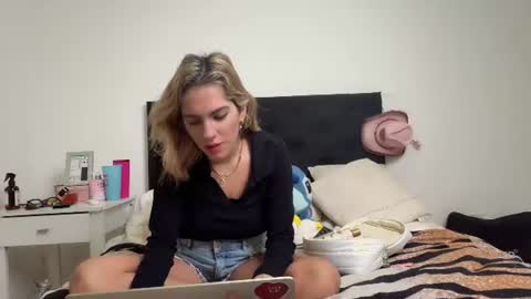 ameliaparadisex online show from August 15, 1:48 pm
