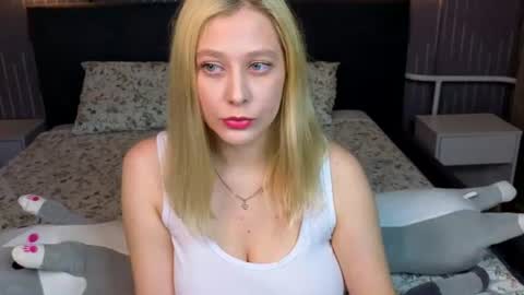 Amelia online show from August 13, 2:53 pm