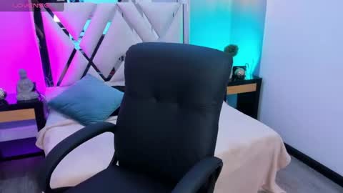 ameliia_evans online show from August 14, 4:38 am