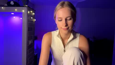 Amily online show from September 9, 8:25 pm