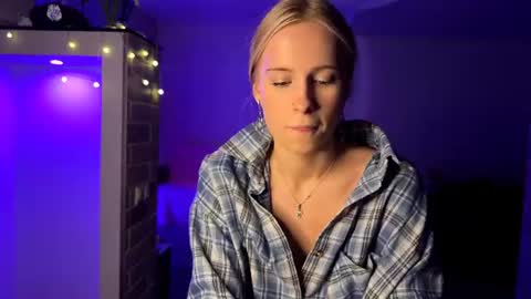 Amily online show from September 9, 9:11 pm