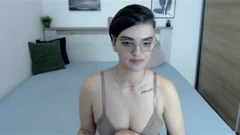 AmyLexy online show from July 8, 9:30 pm