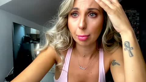 amyroberta92 online show from August 12, 8:05 am