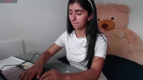 Anahi Browns online show from August 10, 7:15 pm