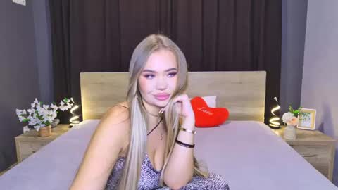 anastacyyellig online show from August 12, 11:29 pm