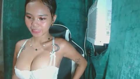 andiaprecious_ online show from April 16, 1:51 pm