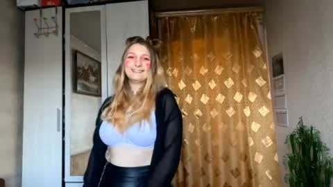 Emily online show from August 14, 3:26 pm