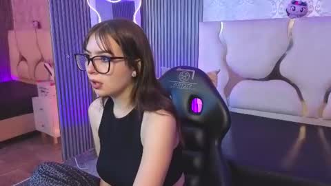 andrea_tay1 online show from August 8, 7:14 pm