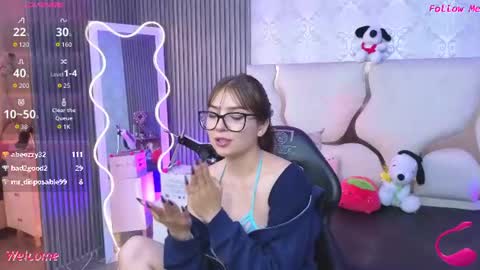 andrea_tay1 online show from August 11, 10:45 pm