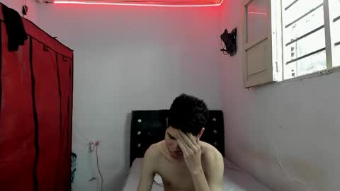 andrew_2811 online show from April 25, 8:04 pm