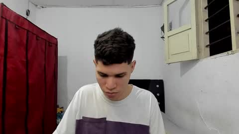 andrew_2811 online show from April 27, 4:31 am