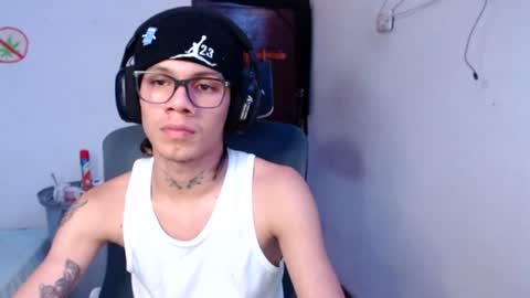 andy_dan1 online show from August 4, 9:34 pm