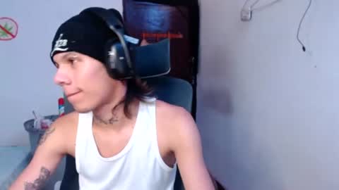 andy_dan1 online show from August 4, 11:46 pm