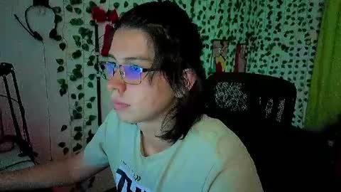 andy_gray01 online show from August 12, 11:45 am