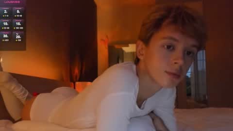 angel_andreww online show from July 25, 11:58 am