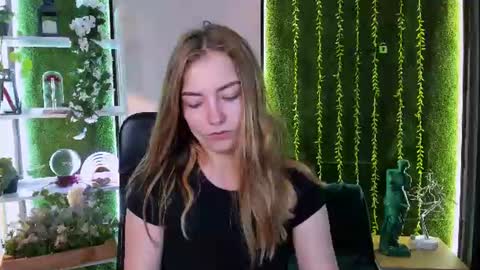 angel_hip online show from August 10, 5:42 am
