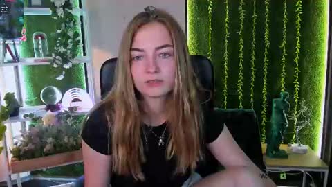 angel_hip online show from August 10, 9:00 am