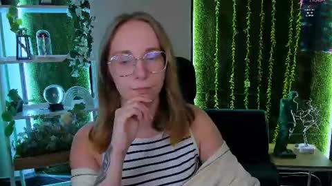 angel_hip online show from August 12, 8:22 pm