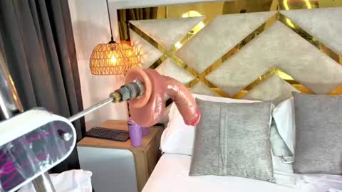 Nicolle  online show from August 10, 12:39 pm