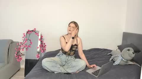 angelfluff online show from August 28, 2:59 pm