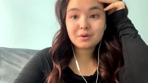 Kira is here now  help me get 50 thumbs up pls  online show from March 26, 9:57 am