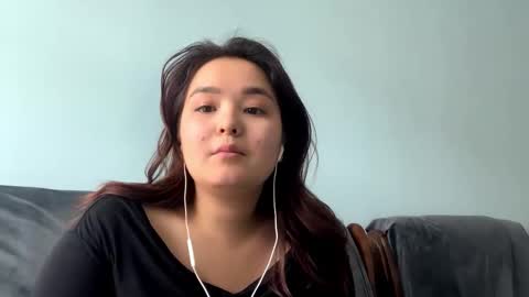 Kira is here now  help me get 50 thumbs up pls  online show from March 26, 1:15 pm