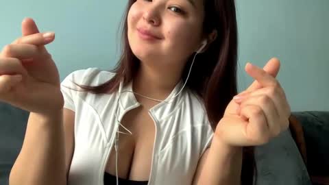 Kira is here now  help me get 50 thumbs up pls  online show from March 30, 7:11 am