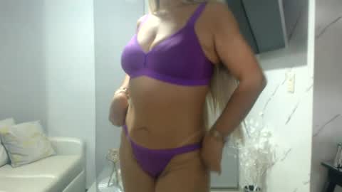 angelinna_12 online show from August 12, 4:15 am