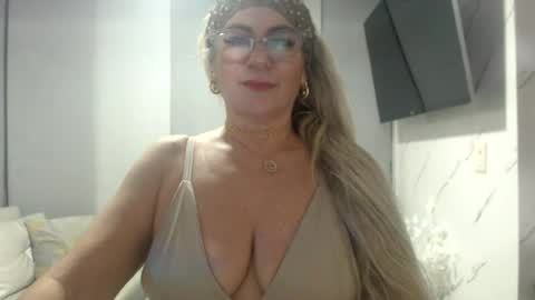 angelinna_12 online show from August 14, 6:50 am