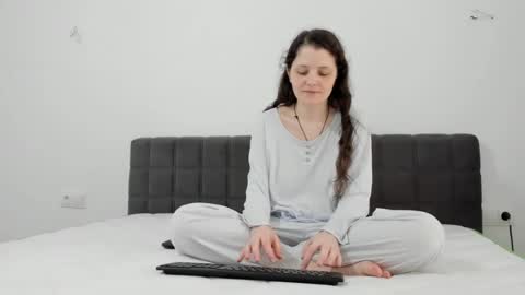 annaahcharm online show from August 3, 9:27 am