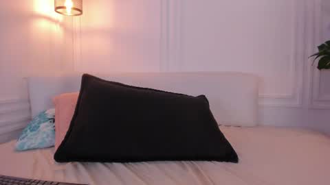anne_millerr online show from August 12, 6:10 pm
