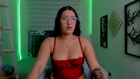 annie__thomson online show from August 6, 6:01 am