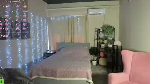 annieee_smith online show from August 8, 7:19 am