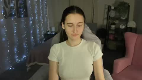annieee_smith online show from August 13, 11:35 am