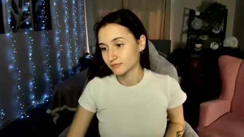 annieee_smith online show from August 14, 5:44 am