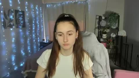 annieee_smith online show from August 15, 7:01 am