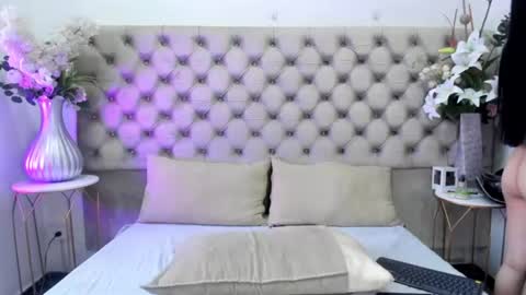 anniemartineez online show from August 13, 4:21 pm