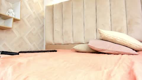 anniie_queen online show from August 8, 11:21 am