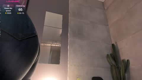 anthonellaferrer online show from August 14, 3:04 pm